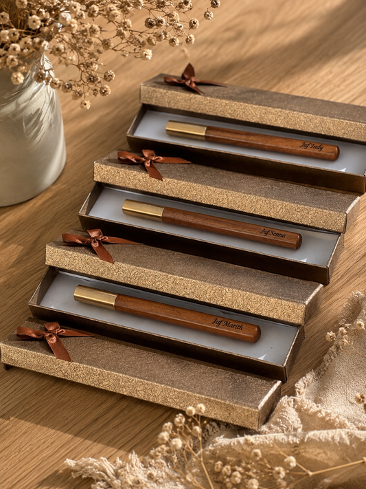 Gepersonaliseerde houten pen met gouden dop