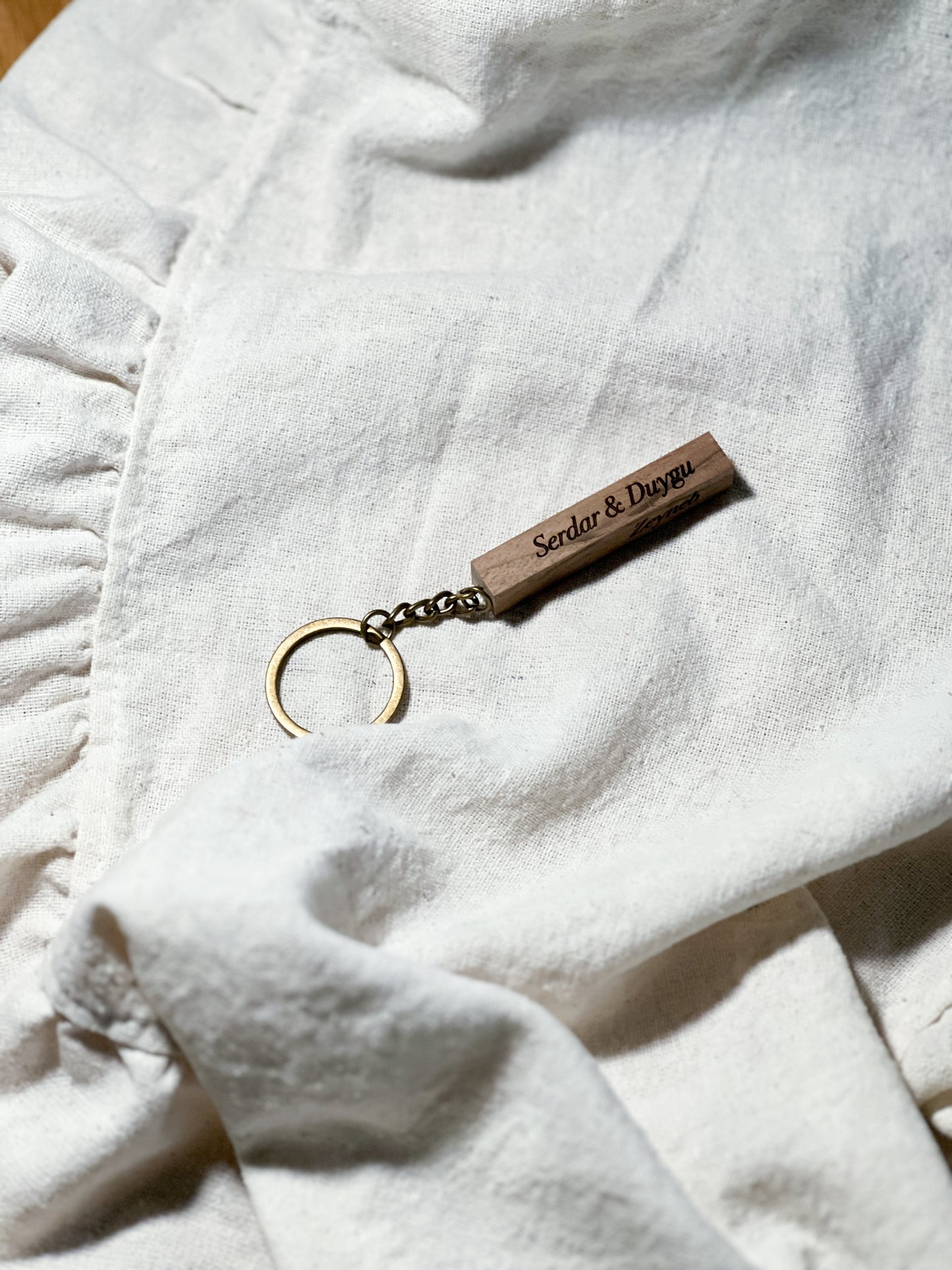 Houten sleutelhanger met 4 zijden gravure